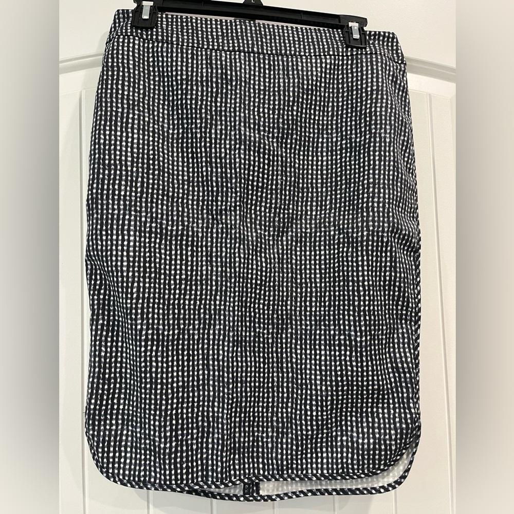 Loft Ann Taylor pencil skirt, size 4. Blue, black, white print. Lined, back zip